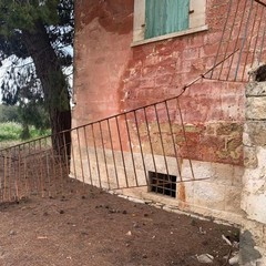 Incursione in una antica masseria: demolita una antica scala in pietra
