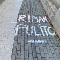 Anonimo cittadino ripulisce il ponticello di via Bisceglie