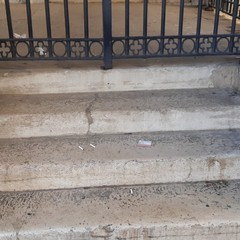 sporcizia e degrado, piazza Duomo ripiomba nella sua anormalità