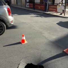 buca al centro dell’incrocio tra via Barletta e viale Venezia Giulia