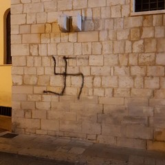 svastica disegnata presso il muro della chiesa Cattedrale