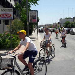 biciclettata attraversa il quartiere della SS. Trinità