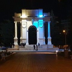 Il Monumento ai Caduti colorato di giallo e blu in onore dell'Ucraina