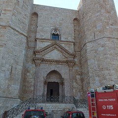 Castel del Monte circondato dalla fiamme: i Vigili de fuoco cinturano tutta la zona