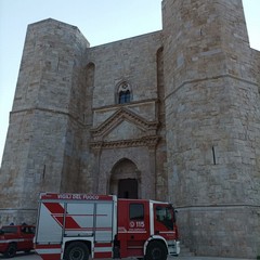 Castel del Monte circondato dalla fiamme: i Vigili de fuoco cinturano tutta la zona