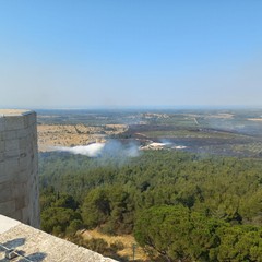 Vasto incendio a Castel del Monte