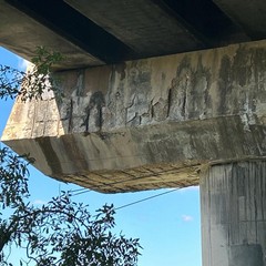 Cemento sgretolato e ferri in vista