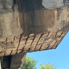Cemento sgretolato e ferri in vista