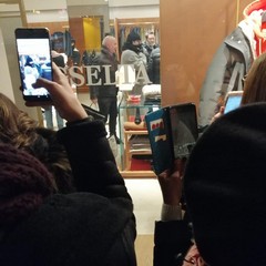 Renato Zero in un negozio di abbigliamento di Andria