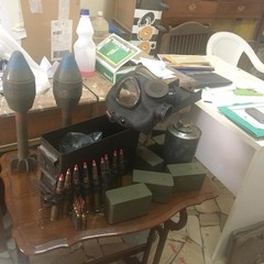 Pulisce ripostiglio e trova esplosivi e munizioni da guerra