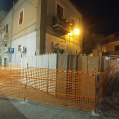 Caduta calcinacci in via Pisani, chiusa totalmente la strada al traffico