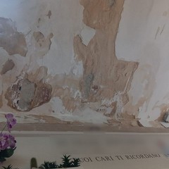 Cadono calcinacci dal soffitto di una cappella cimiteriale di Andria