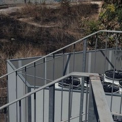 A fuoco erba secca ed arbusti nei pressi della RSA di via Carpaccio