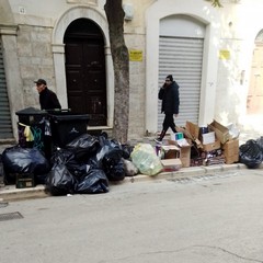 rifiuti assediano corso Cavour