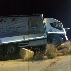 Tir fuoristrada illeso il conducente