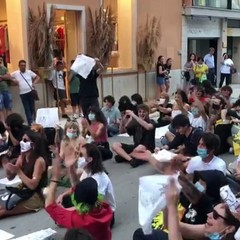 Contestato Salvini in viale Crispi e davanti alla sede del comitato elettorale di via Duca d'Aosta