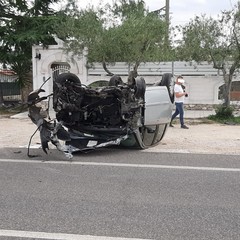Auto ribaltata sulla strada per Castel del Monte