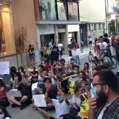 Contestato Salvini in viale Crispi e davanti alla sede del comitato elettorale di via Duca d'Aosta