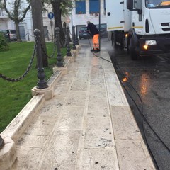 Intervento di ripulitura per parte di corso Cavour, via Martiti di Cefalonia e piazza Municipio