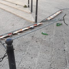 sporcizia e degrado, piazza Duomo ripiomba nella sua anormalità