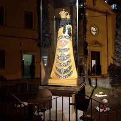 In piazza Cappuccini svetta la statua di una madonna nera, è la Madonna di Loreto