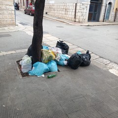 In via Annunziata prosegue la saga dei rifiuti abbandonati