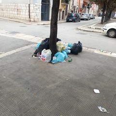 In via Annunziata prosegue la saga dei rifiuti abbandonati