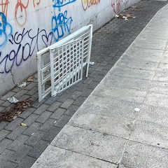 Degrado ed incuria in piazzetta via Sofia e passaggio pedonale di via Bisceglie