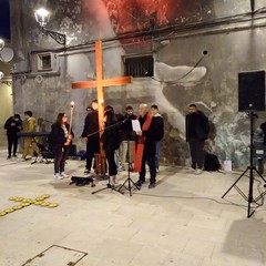 i ragazzi del progetto "Senza Sbarre" animano la Via Crucis