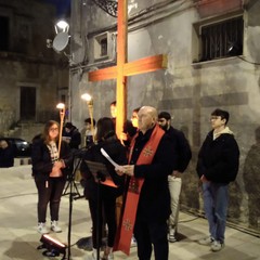 i ragazzi del progetto "Senza Sbarre" animano la Via Crucis