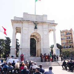 Il 25 aprile 2018 si ricorda il 73° anniversario della Liberazione dell’Italia dall’occupazione nazifascista ed è una festività civile. La celebrazione per ricordare questa data, venne istituita su proposta del presidente del Consiglio Alcide De Gasperi, con una legge ordinaria nel maggio 1949, fu stabilito che il 25 aprile (già festeggiato a partire dal 1946), quale anniversario della Liberazione, rientrasse tra i giorni considerati di festa nazionale. Per garantire che la memoria di quegli eventi non andasse dispersa in seguito al decesso di chi aveva combattuto in prima linea contro il naz
