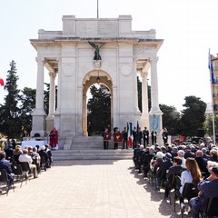 Il 25 aprile 2018 si ricorda il 73° anniversario della Liberazione dell’Italia dall’occupazione nazifascista ed è una festività civile. La celebrazione per ricordare questa data, venne istituita su proposta del presidente del Consiglio Alcide De Gasperi, con una legge ordinaria nel maggio 1949, fu stabilito che il 25 aprile (già festeggiato a partire dal 1946), quale anniversario della Liberazione, rientrasse tra i giorni considerati di festa nazionale. Per garantire che la memoria di quegli eventi non andasse dispersa in seguito al decesso di chi aveva combattuto in prima linea contro il naz