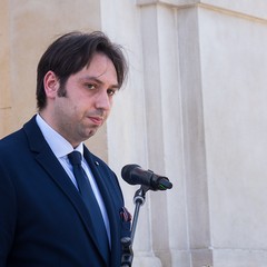 Il 25 aprile 2018 si ricorda il 73° anniversario della Liberazione dell’Italia dall’occupazione nazifascista ed è una festività civile. La celebrazione per ricordare questa data, venne istituita su proposta del presidente del Consiglio Alcide De Gasperi, con una legge ordinaria nel maggio 1949, fu stabilito che il 25 aprile (già festeggiato a partire dal 1946), quale anniversario della Liberazione, rientrasse tra i giorni considerati di festa nazionale. Per garantire che la memoria di quegli eventi non andasse dispersa in seguito al decesso di chi aveva combattuto in prima linea contro il naz