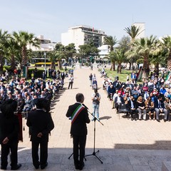 Il 25 aprile 2018 si ricorda il 73° anniversario della Liberazione dell’Italia dall’occupazione nazifascista ed è una festività civile. La celebrazione per ricordare questa data, venne istituita su proposta del presidente del Consiglio Alcide De Gasperi, con una legge ordinaria nel maggio 1949, fu stabilito che il 25 aprile (già festeggiato a partire dal 1946), quale anniversario della Liberazione, rientrasse tra i giorni considerati di festa nazionale. Per garantire che la memoria di quegli eventi non andasse dispersa in seguito al decesso di chi aveva combattuto in prima linea contro il naz