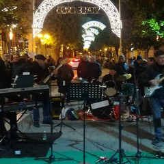 Musica natalizia e live band in viale Crispi