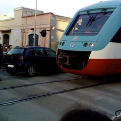 auto ferma tra le sbarre del passaggio a livello di via Ospedaletto