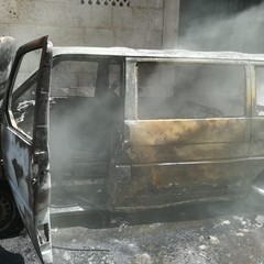Furgone prende fuoco in via Addis Abeba