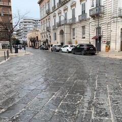 Furgone perde olio in piazza Catuma e ciclista cade fratturandosi un braccio