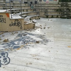 devastato l'anfiteatro della villa comunale