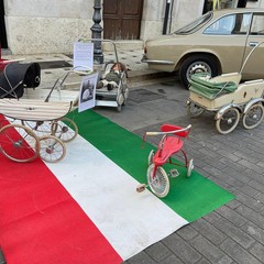 Esposizione auto e moto depoca del Club Storie e Motori Federiciani JPG
