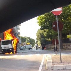 mezzo della Sangalli avvolto dalle fiamme