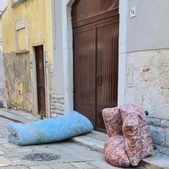 Un divano ed un materasso abbandonati da una settimana in via San Mauro