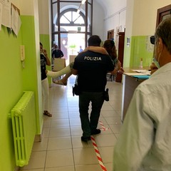 alla scuola Oberdan un poliziotto porta...in braccio una elettrice