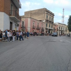 folla presente nei pressi di piazza Umberto I
