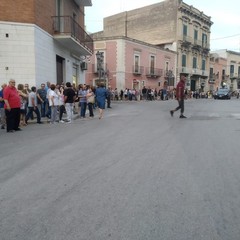 folla presente nei pressi di piazza Umberto I