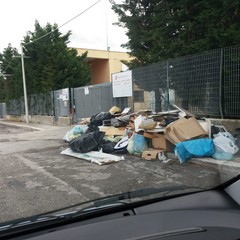 rifiuti davanti all'isola ecologica