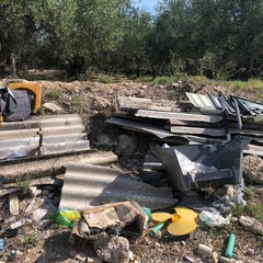 scocche di televisori ed elettrodomestici abbandonate in campagna