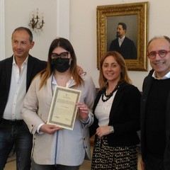 foto tirocini negli uffici tecnici il Sindaco consegna attestati