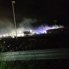 Vasto incendio in un capannone sull'Andria Corato: