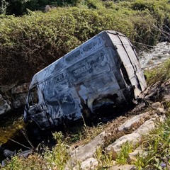 Furgone incendiato fatto scivolare nel canale Ciappetta Camaggio